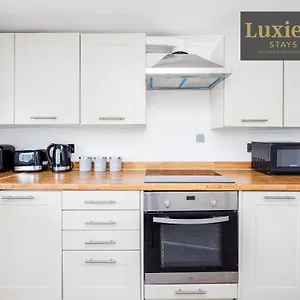 Big 3br Entire House - City Centre Nr The Beach With Parking, Netflix And Wifi- Contractors Hub, Families & Groups By Luxiety Holiday home